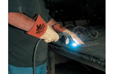 Image of MCR Safety Red Ram Mig/Tig Select Grain Pigskin, Clute Back, 4.5in Split Pig Cuff, Beige and Russet, Large, 49610L